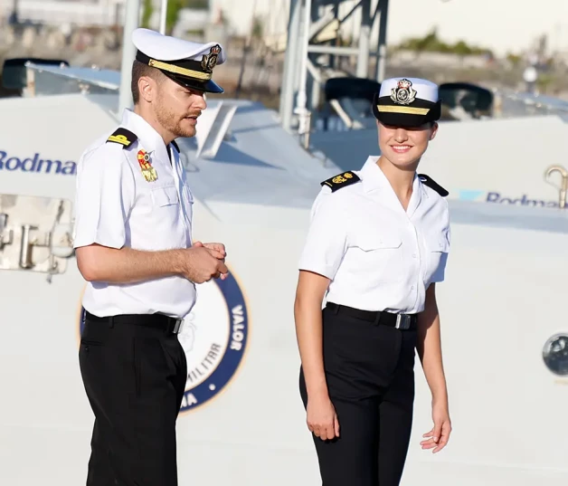 Leonor hablando con su nuevo instructor en la Academia Naval