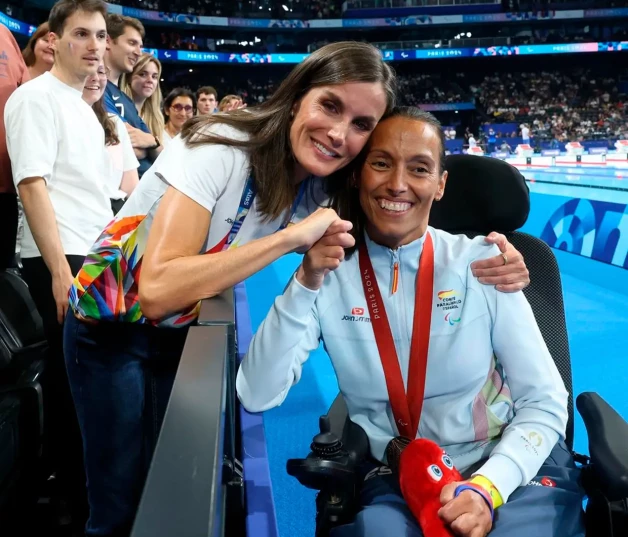 Letizia felicitó cariñosamente a Teresa Perales por su medalla de bronce.