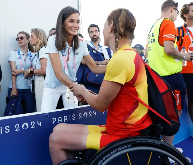 Letizia saludando a la triatleta Eva Moral