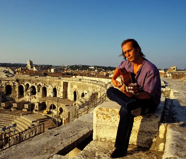 Paco de Lucía tocando la guitarra en lo alto de un amfiteatro romano