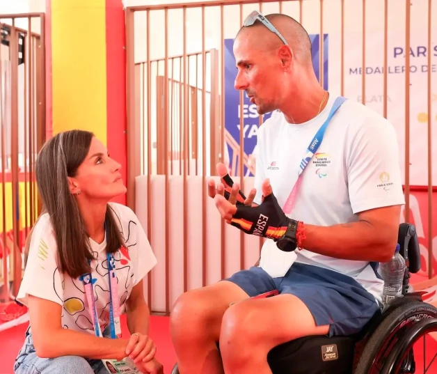 Letizia conversando con un atleta paralímpico durante los Juegos de París 2024.