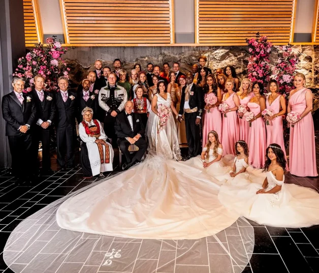 Marta Luisa y Durek con sus familiares y amigos en su boda.