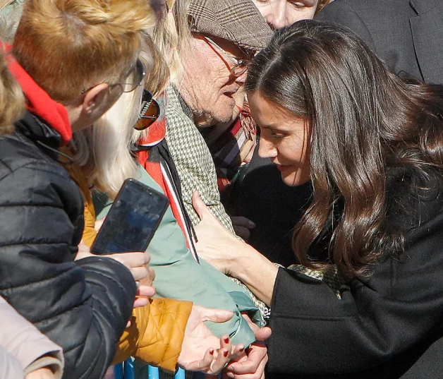 Letizia saludando y hablando con ancianos enfermos.