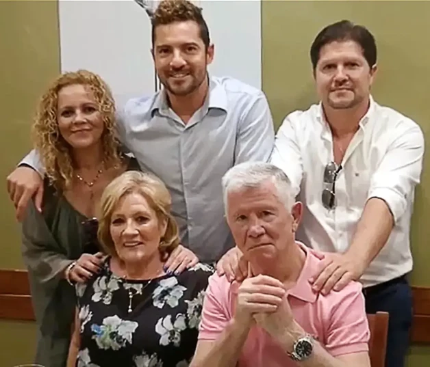 David Bisbal con sus padres y sus hermanos.