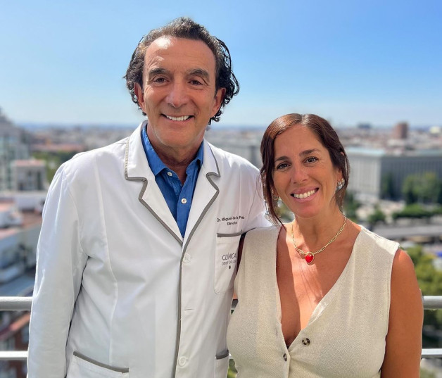 Anabel Pantoja junto a su médico. @clinicasdiegodeleon / @dr.migueldelapena