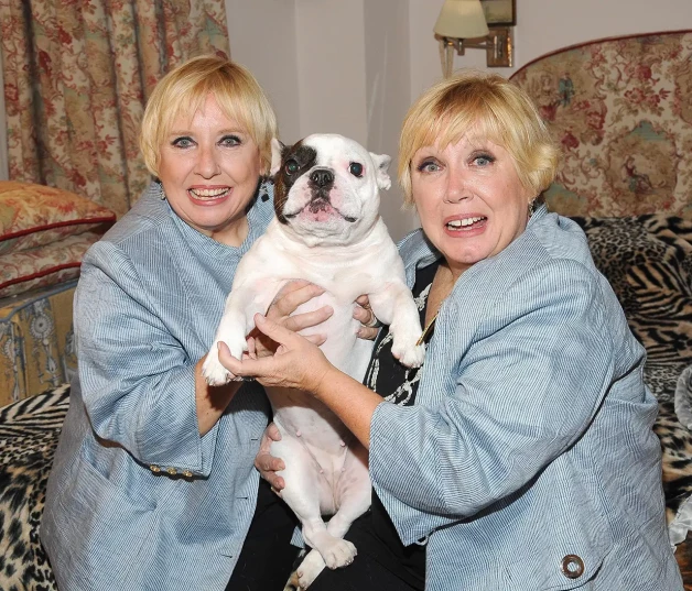 Las hermanas Hurtado con su perro.