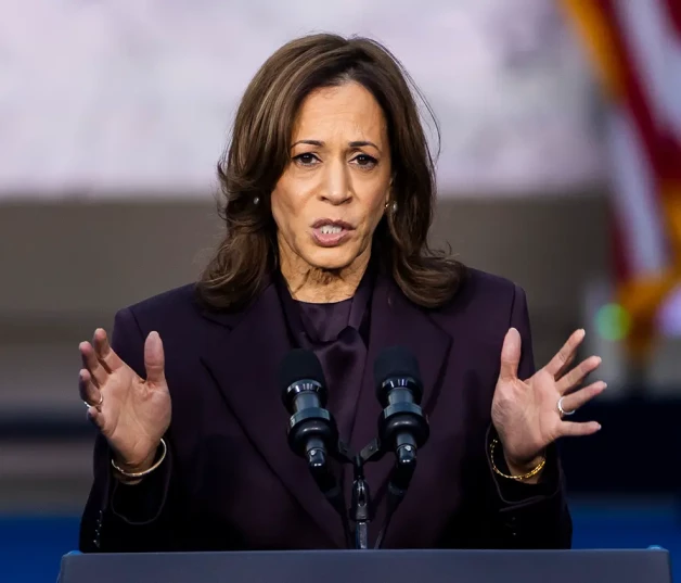 Kamala Harris dando un discurso.