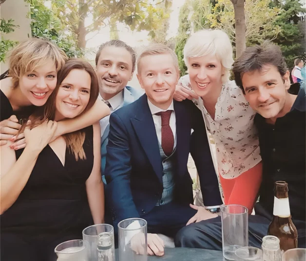 Julián González el día de su boda junto a sus amigos.