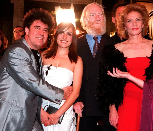 Marisa Paredes en una foto de archivo junto a Fernando Fernán Gómez, Pedro Almodóvar y Candela Peña.