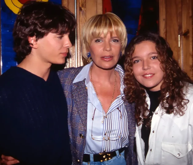 Ángel y Sofía Cristo junto a su madre Bárbara Rey cuando eran adolescentes.