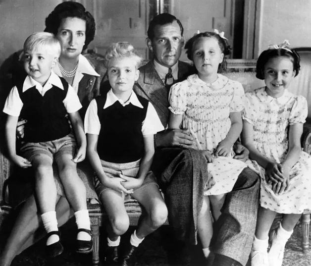 Juan Carlos y su familia. Con sus padres, Juan de Borbón y María de las Mercedes, y sus hermanos, el desaparecido Alfonsito, Margarita y Pilar.