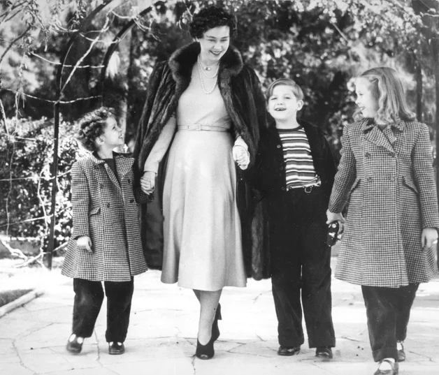 La reina Sofía paseando de niña con su madre y sus hermanos