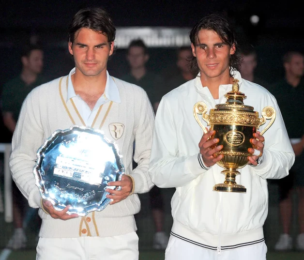 Rafa Nadal y Roger Federer posan con sendos trofeos en la mítica final de Wimbledon en la que se enfrentaron.