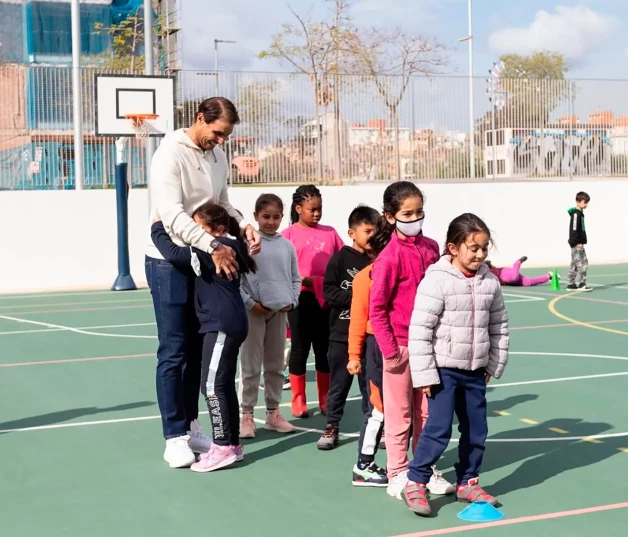 Rafa Nadal abrazando a una niña.