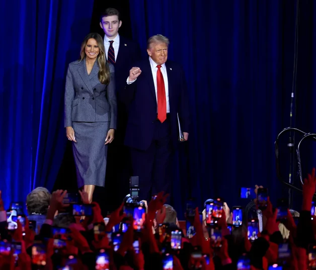 Melania y Donald Trump durante la campaña con su hijo.