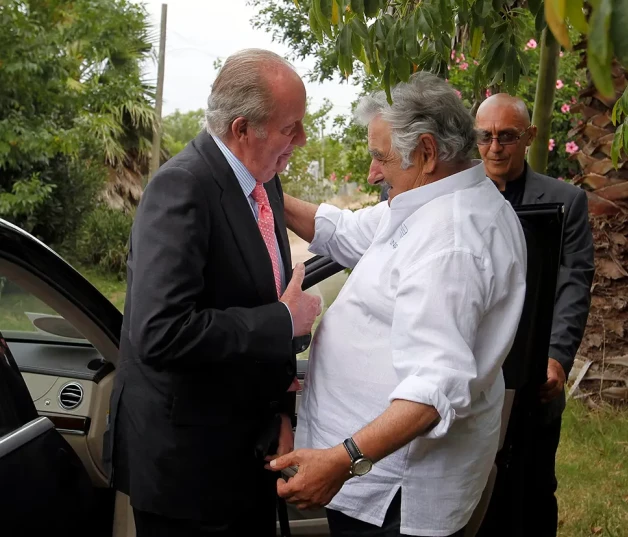 Mujica recibiendo con un abrazo al rey Juan Carlos en su granja de Uruguay.