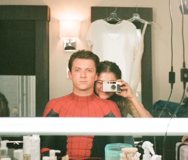 Tom Holland y Zendaya tomándose un selfie en maquillaje.