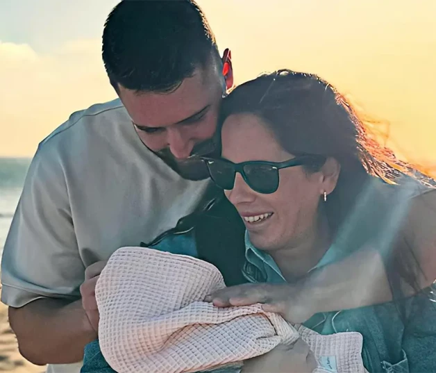 Anabel Pantoja y David con Alma en la playa.