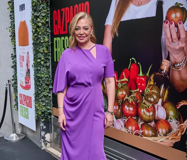 Belén Esteban delante de un anuncio de gazpacho.