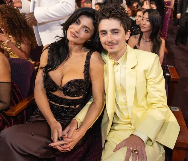 Timothée Chalamet y Kylie Jenner en los premios Oscar 2025.