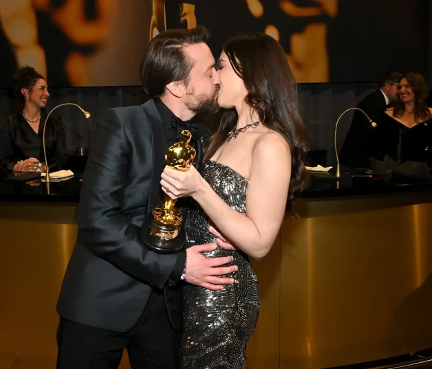 Kieran Culkin besando a su mujer en los premios Oscar 2025.