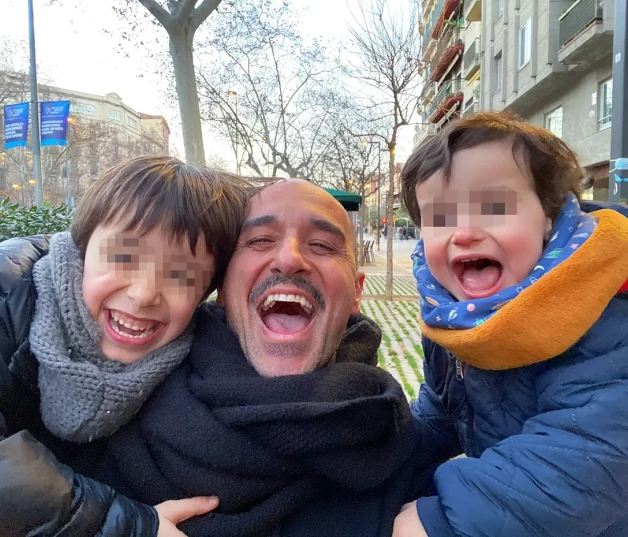 Alain Hernández con sus hijos