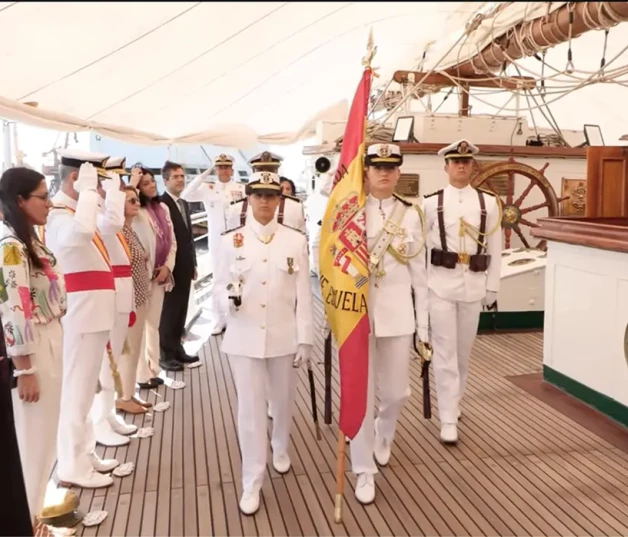 La princesa Leonor a bordo del buque escuela Juan Sebastián Elcano, portando una bandera de España