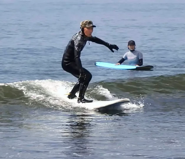 abuelo practicando surf