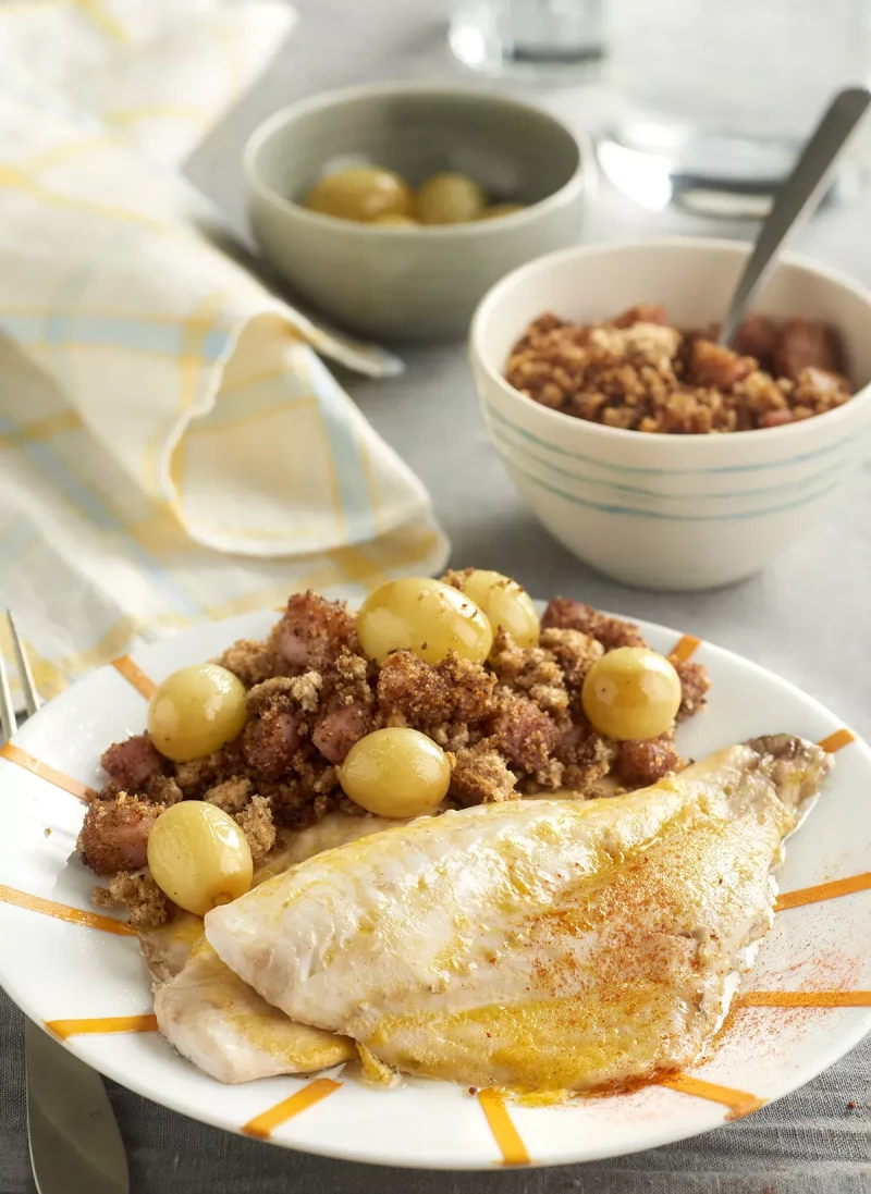 Filete de dorada con migas y uvas