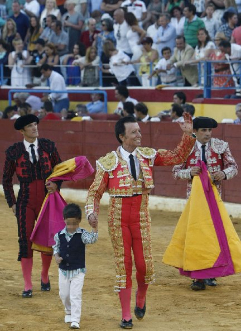 Tras su estupenda faena con el cuarto toro de la tarde, José Ortega Cano dio la vuelta al ruedo con su hijo pequeño, José María, fruto de su relación con Ana María Aldón.