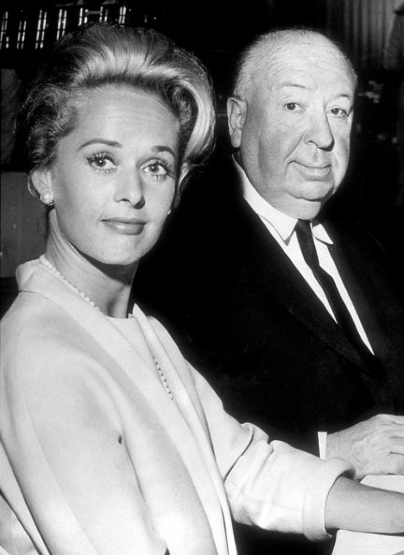 Tippi Hedren y Alfred Hitchcock durante la presentación de «Los pájaros»