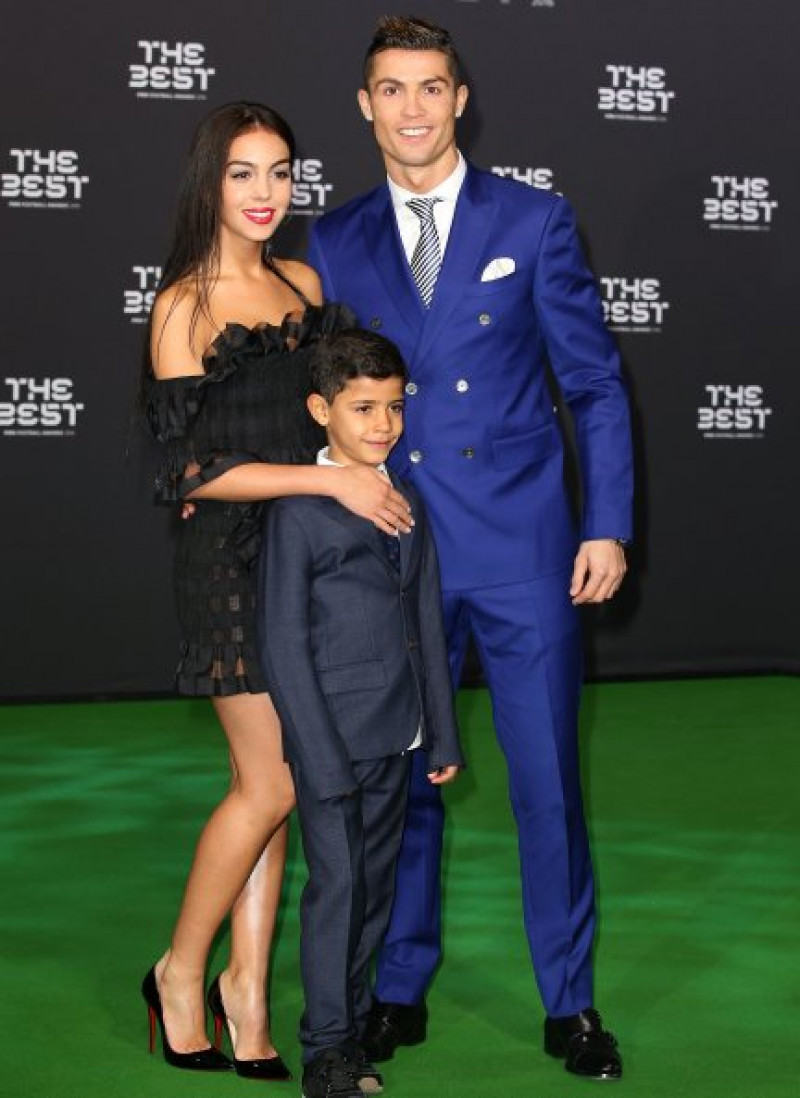 La pareja posó, muy sonriente, con el hijo del deportista.