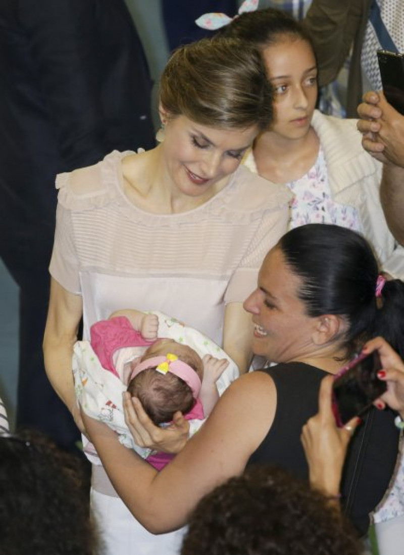 La Reina siempre ha sido muy «niñera» y ahora, que ya no tiene bebés en casa, se le nota más.