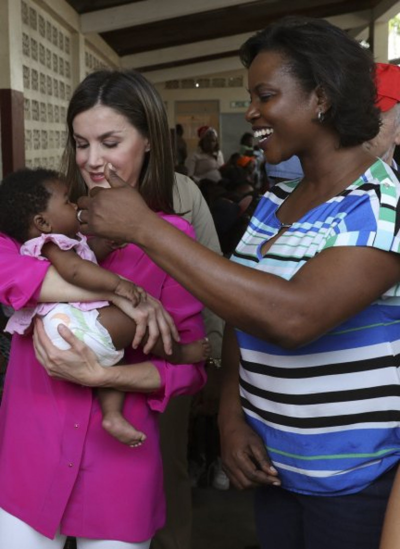 La Reina con la primera dama de Haití, Martine Moïse.