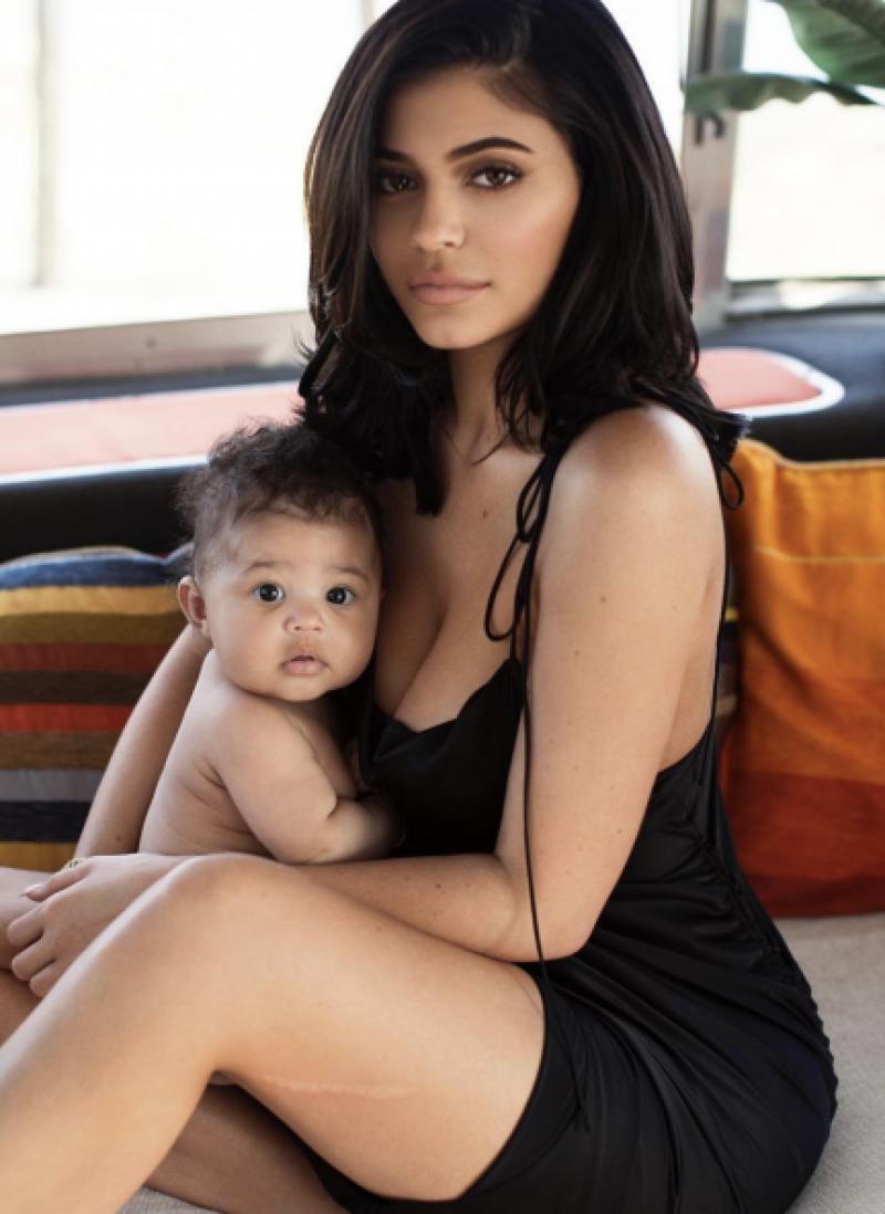 Kylie Jenner con su pequeña Stormi.