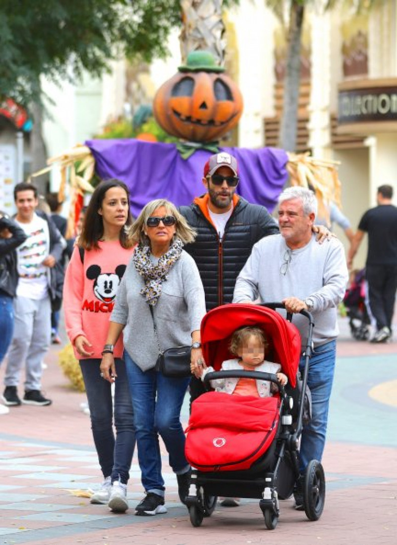 El presentador, con su esposa, su hija y sus suegros.