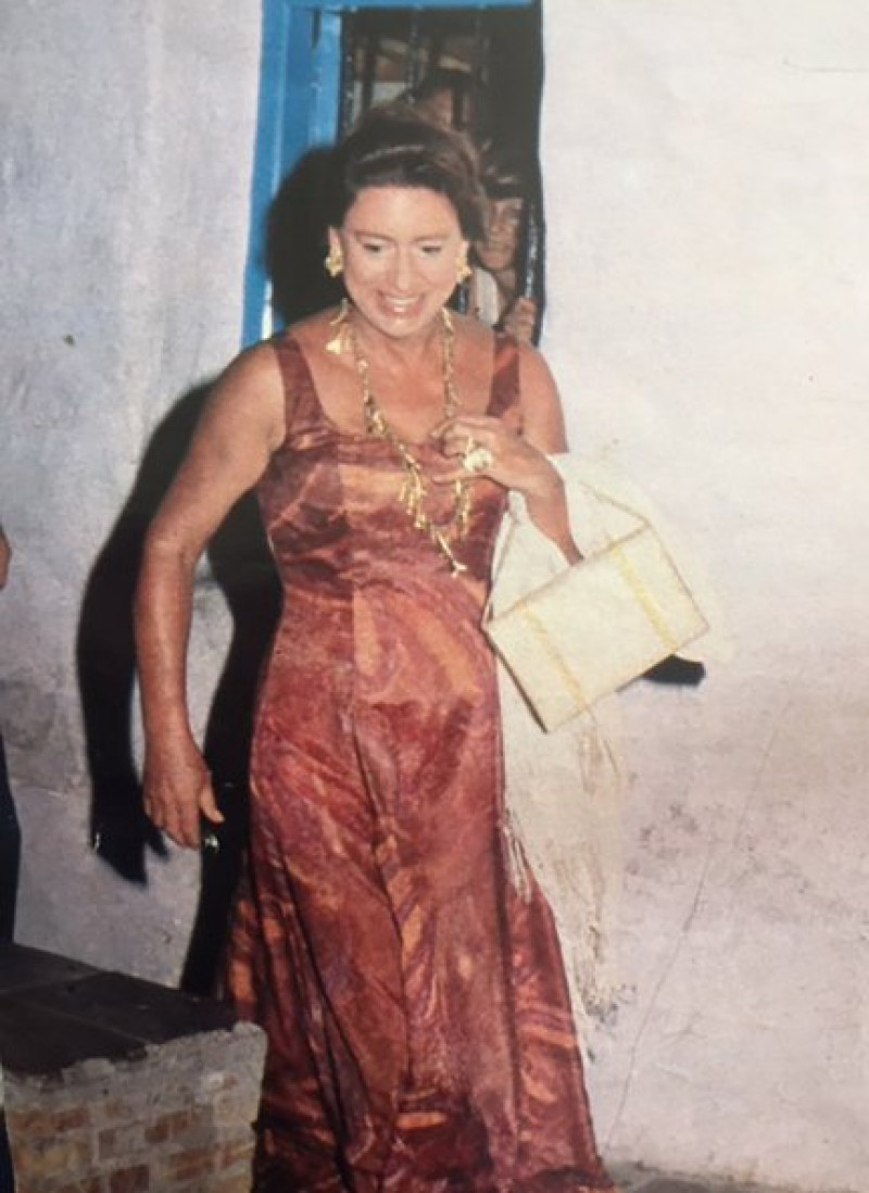 La hermana de la reina Isabel II, entrando en un tablao flamenco de Marbella acompañada por su amiga Pitita Ridruejo.