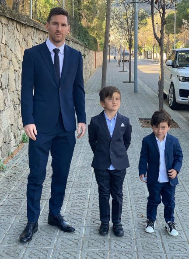 Leo Messi y sus dos hijos mayores, Thiago y Mateo, vestidos de traje.