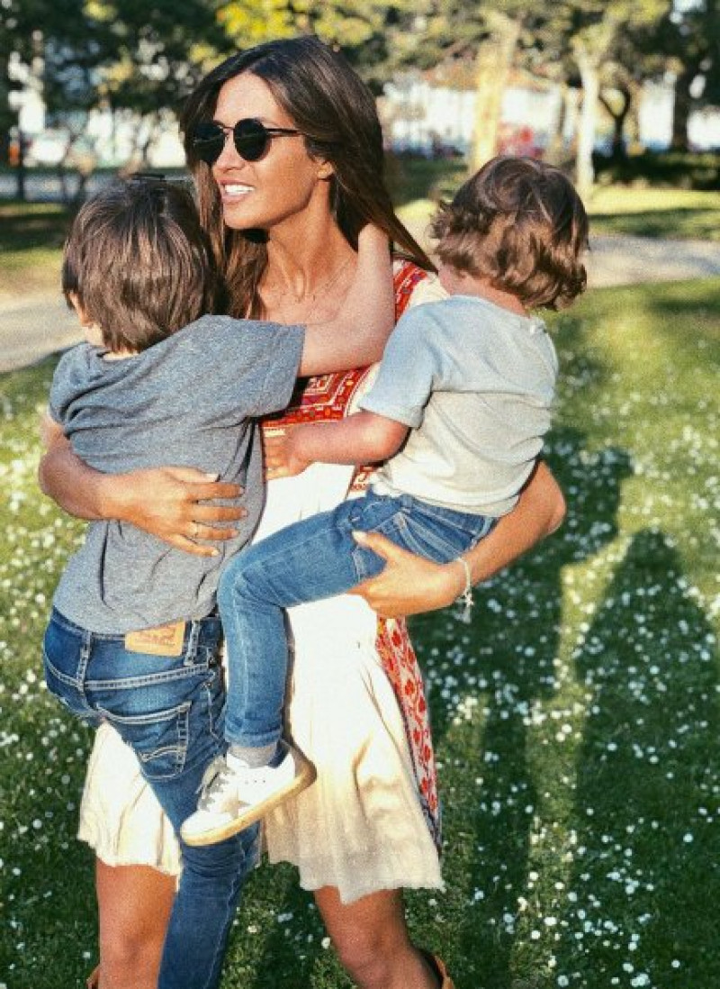 Sara Carbonero con sus hijos, Lucas y Martín, en brazos.