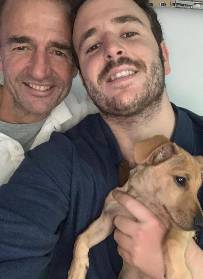Alessandro Lequio junto a su hijo Álex y su perrito.