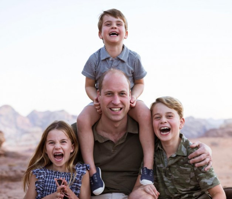 Guillermo de Inglaterra, en un divertida imagen junto a sus tres hijos, Charlotte, George y Louis. 