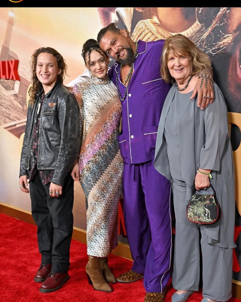 Jason Momoa con su madre y sus hijos.