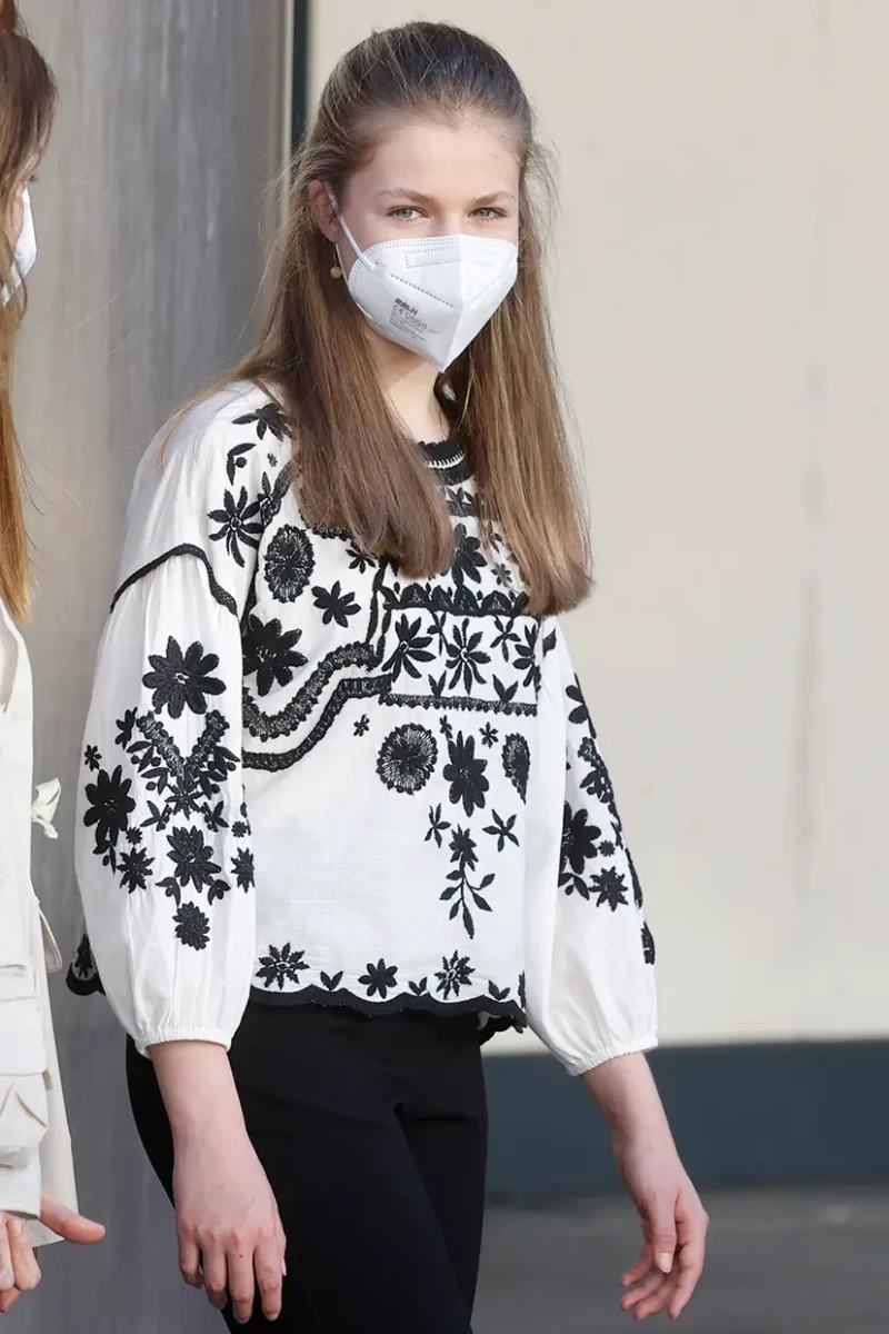 Leonor vistiendo la camisa inspirada en la ropa ucraniana de su madre Letizia