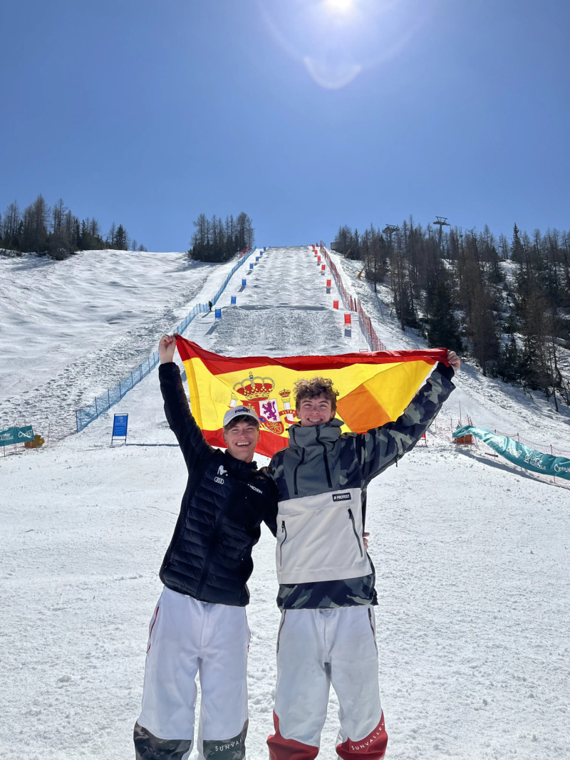 Temporada 2021/2022 en Chiesa in Valmalenco (Italia), después de sus primeros Mundiales junior. Lucas a la izquierda y Oliver a la derecha.