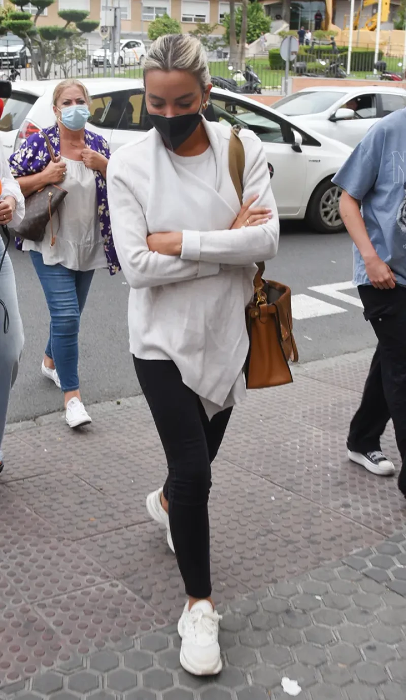 Alba Silva entrando en el hospital donde su marido está ingresado