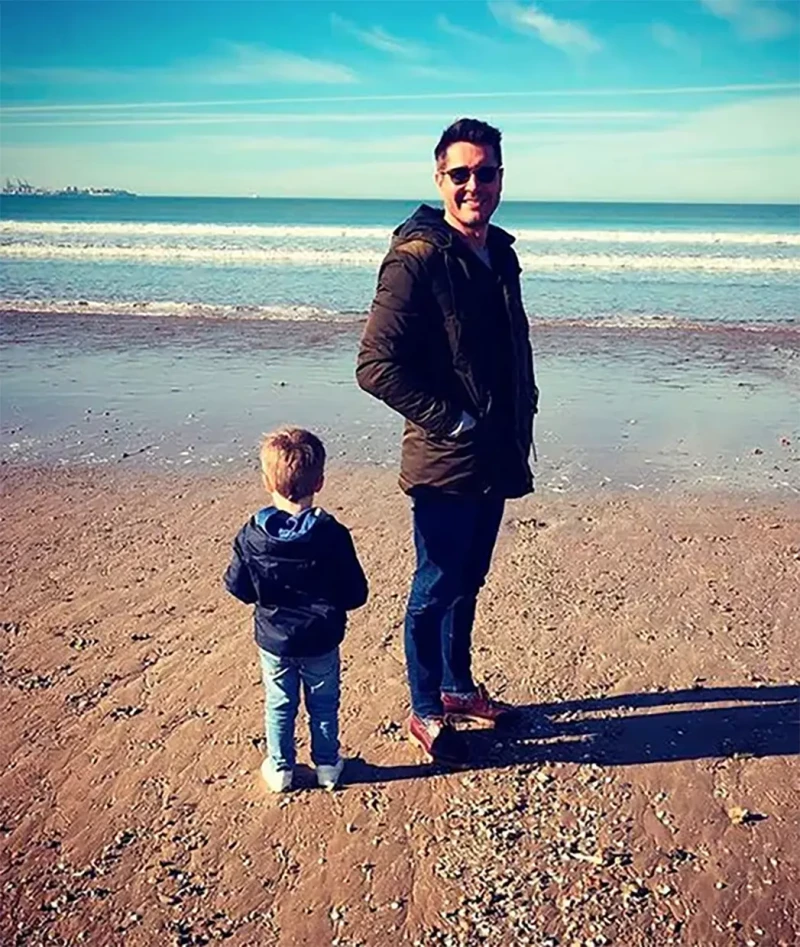 Jaime Cantizano con su hijo en la playa.