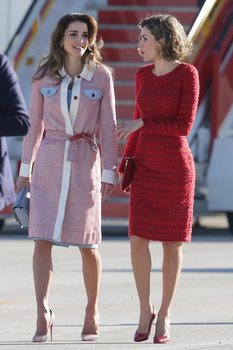 Rania y Letizia paseando por la pista de un aeropuerto