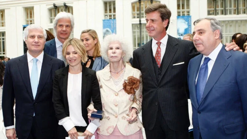 De izquierda a derecha, Cristina de Borbón, Alfonso Diez, Carlos Fitz-James, Eugenia Martínez de Irujo, Jacobo Siruela, Inka Martí y Cayetano Martínez de Irujo, en el funeral de Cayetana de Alba. (EFE)