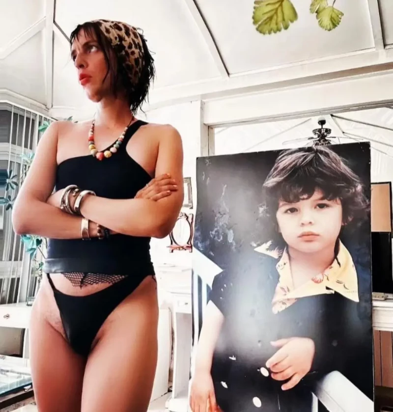 El hijo de Camilo Sesto posa en trikini en su casa
