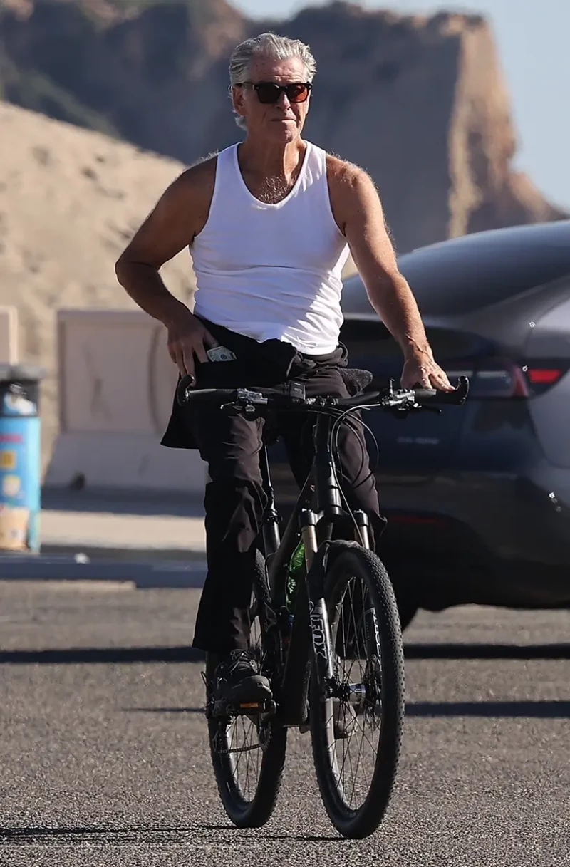 Pierce Brosnan en bici.